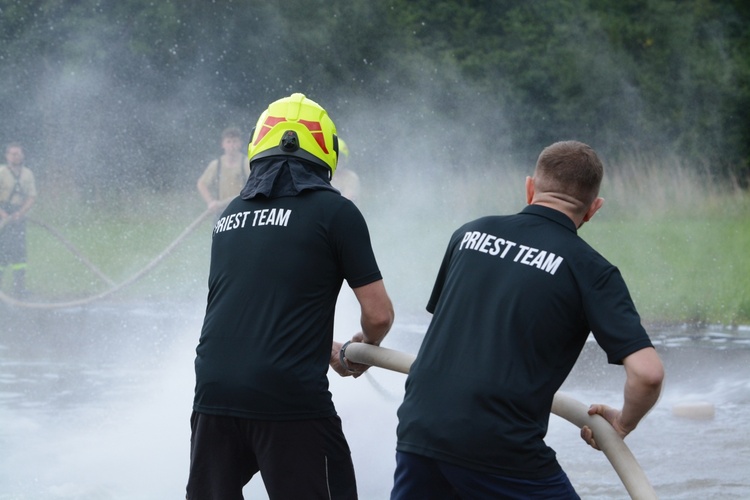 Wasserball w Przechodzie, czyli księża kontra strażacy