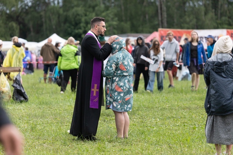 "Wracaj do domu!". Tysiące młodych ludzi na spotkaniu "Lednica 2000".