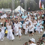 "Wracaj do domu!". Tysiące młodych ludzi na spotkaniu "Lednica 2000".