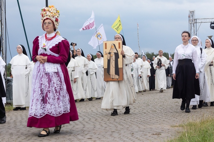 "Wracaj do domu!". Tysiące młodych ludzi na spotkaniu "Lednica 2000".