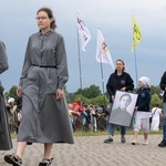 "Wracaj do domu!". Tysiące młodych ludzi na spotkaniu "Lednica 2000".