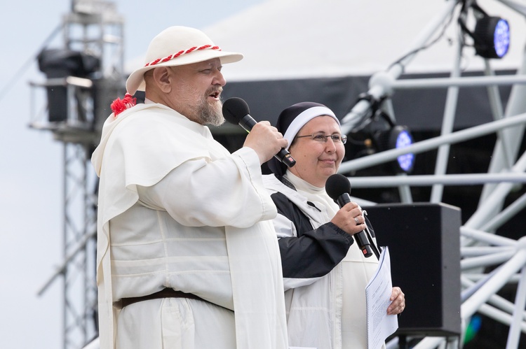 "Wracaj do domu!". Tysiące młodych ludzi na spotkaniu "Lednica 2000".