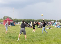 "Wracaj do domu!". Tysiące młodych ludzi na spotkaniu "Lednica 2000".