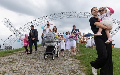 "Wracaj do domu!". Tysiące młodych ludzi na spotkaniu "Lednica 2000".