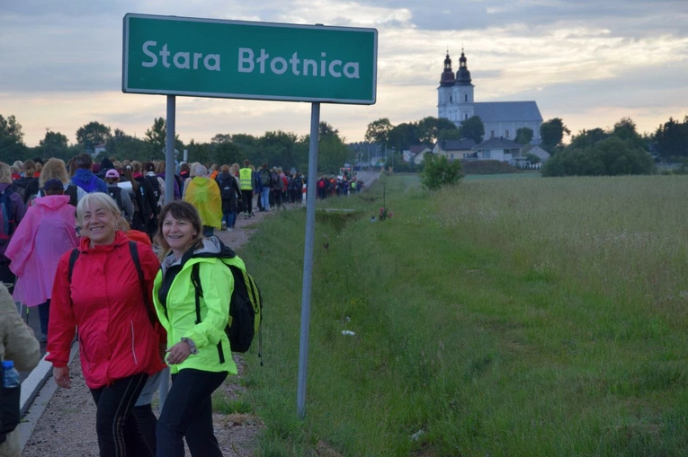 Kobiety nocą pielgrzymowały do Matki Bożej