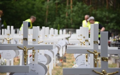 Poświęcono białe krzyże upamiętniające 106 nienarodzonych dzieci