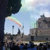 Strażacy zakryli Koloseum półtonową flagą