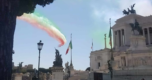 Strażacy zakryli Koloseum półtonową flagą