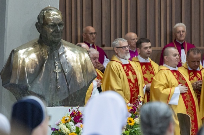 Popiersia św. Jana Pawła II i bł. Stefana Wyszyńskiego