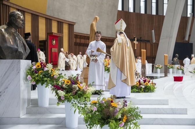 Popiersia św. Jana Pawła II i bł. Stefana Wyszyńskiego