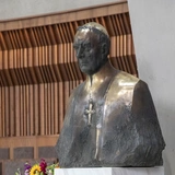 Popiersia św. Jana Pawła II i bł. Stefana Wyszyńskiego