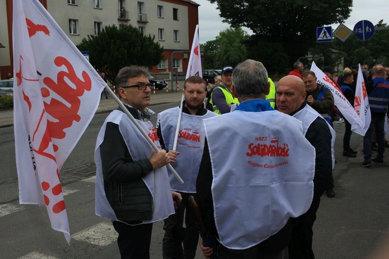 Protest przeciwko likwidacji Walcowni Rur Andrzej w Zawadzkiem