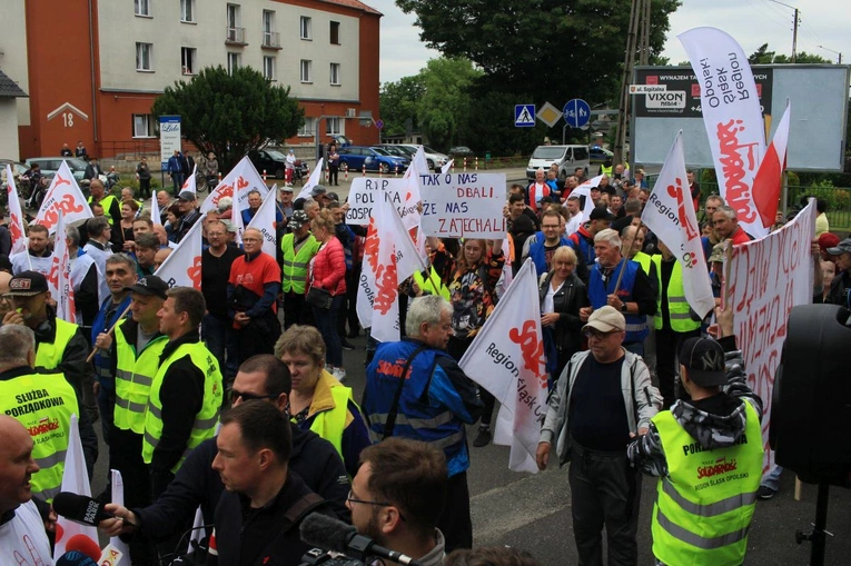 Protest przeciwko likwidacji Walcowni Rur Andrzej w Zawadzkiem