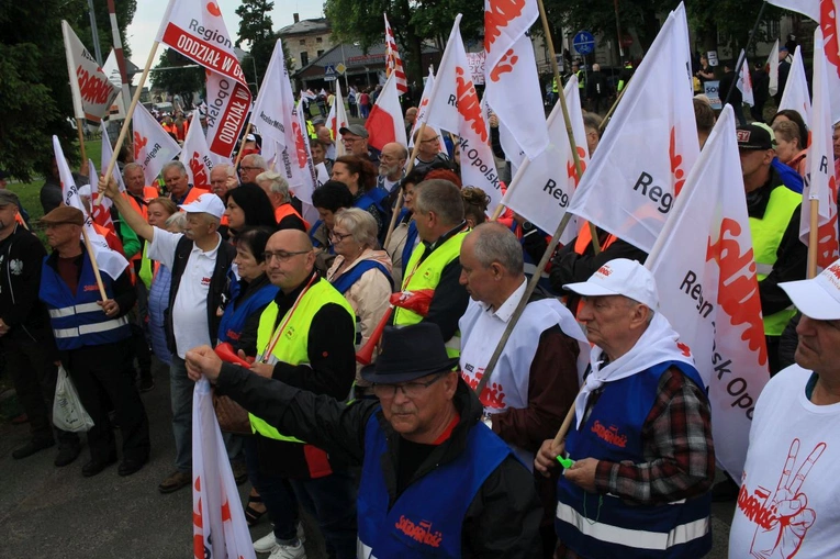 Protest przeciwko likwidacji Walcowni Rur Andrzej w Zawadzkiem