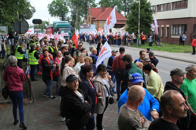 Protest przeciwko likwidacji Walcowni Rur Andrzej w Zawadzkiem