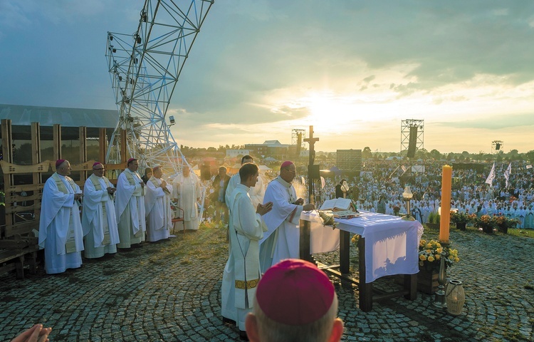 „Wracaj do domu”. Co od lat przyciąga młodych na Pola Lednickie?