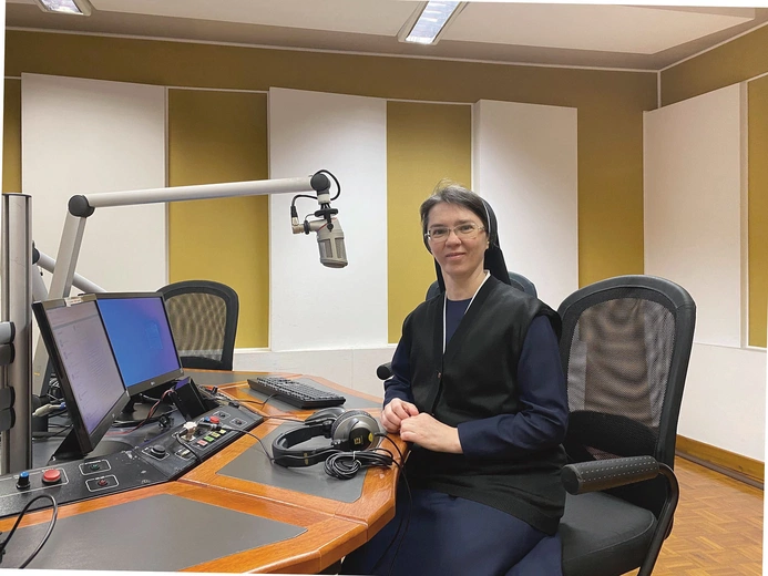 S. Emilia  współprowadzi ukraińską sekcję Radia Watykańskiego. 