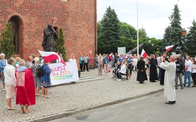 Uczestnicy wyruszyli spod pomnika św. Jana Pawła II.