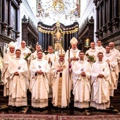 Neoprezbiterzy z biskupami i kapłanami archidiecezji gdańskiej.
