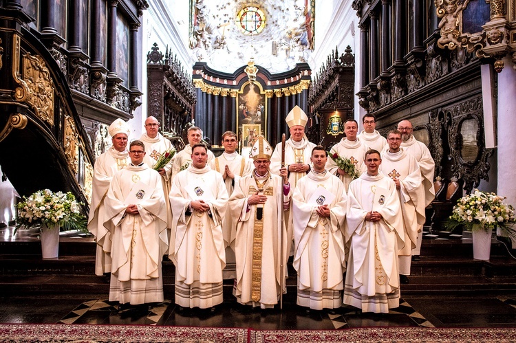 Neoprezbiterzy z biskupami i kapłanami archidiecezji gdańskiej.