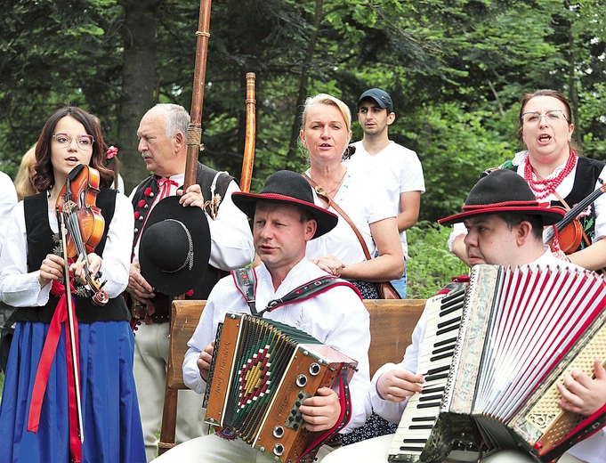 Zagrają i zaśpiewają muzycy z Adamem Maślanką na czele.