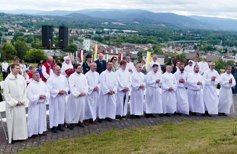 Kolejna grupa mężczyzn, którzy będą zanosić Ciało Chrystusa chorym.