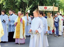 Gość kongresowy w procesji Bożego Ciała, która wyruszyła po Mszy św. w katedrze.