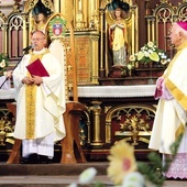 Biskup gliwicki wita w katedrze abp. Giuseppe Maniego. 
