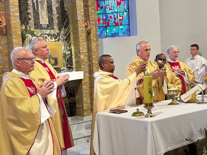 Podczas Eucharystii oddawano cześć Trójcy Świętej.