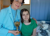 – Kard. Macharski zdecydował, że nadal mogę używać tytułu zakonnego „siostra”, ale dzieci mówią też do mnie „ciociu” albo po imieniu – wyjaśnia.  Na zdjęciu s. Bożena z 16-letnią Mileną.