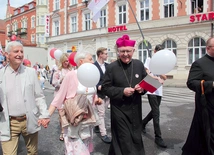 Bp Dajczak razem z mieszkańcami ruszył w kilkukilometrową trasę.