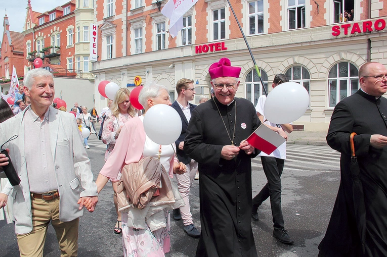 Bp Dajczak razem z mieszkańcami ruszył w kilkukilometrową trasę.