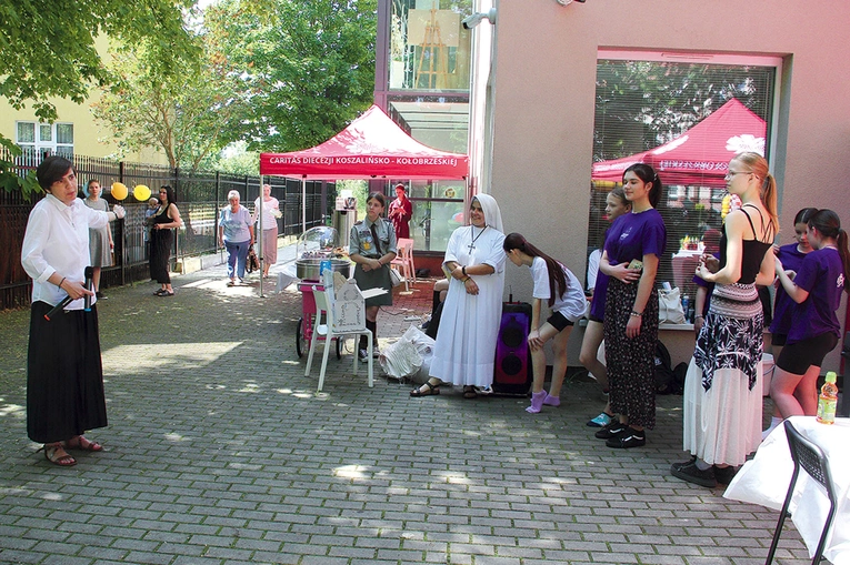 S. Natalia zaprosiła gości do stołu i dobrej zabawy. 