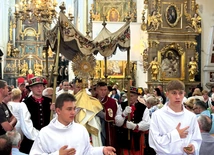 W Łowiczu wierni wychodzą za Najświętszym Sakramentem z bazyliki katedralnej.