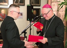 	Wręczając nominacje, bp Szymon Stułkowski zachęcał księży do gorliwego wejścia w nowe obowiązki.