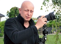 Mariusz Durlej przy swoim domu.