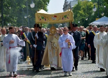 	Wielu wiernych publicznie oddało hołd Jezusowi.