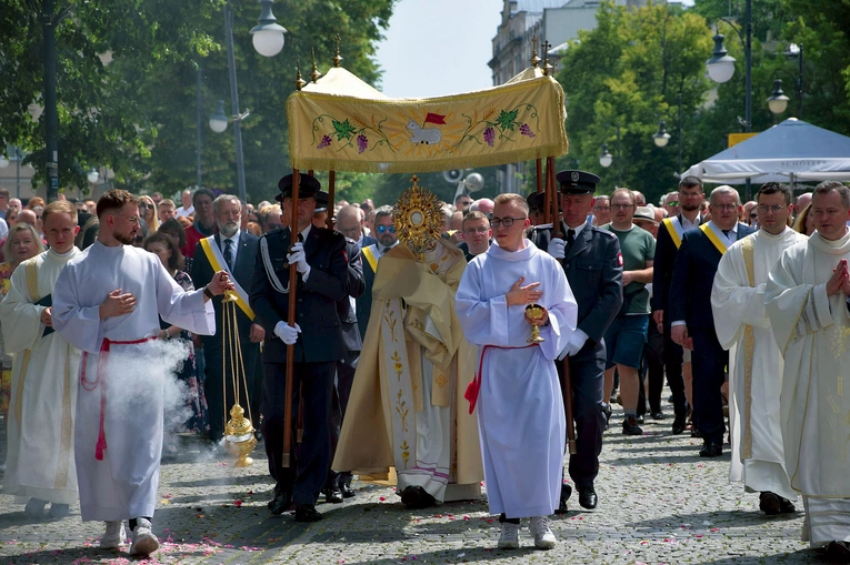 	Wielu wiernych publicznie oddało hołd Jezusowi.