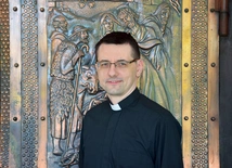 Ks. Czajka zachęca do zgłębiania wiedzy o Bogu.