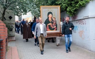 W procesji niosą wizerunek Matki Bożej Opolskiej.