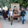 W procesji niosą wizerunek Matki Bożej Opolskiej.