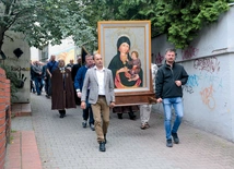 W procesji niosą wizerunek Matki Bożej Opolskiej.