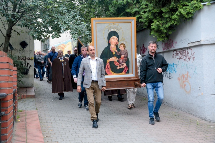 W procesji niosą wizerunek Matki Bożej Opolskiej.