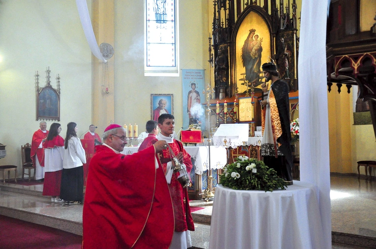 Figura patrona stoi tuż przy ambonie.