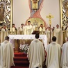 Po Eucharystii nowo wyświęceni kapłani udzielili błogosławieństwa prymicyjnego księżom i alumnom.
