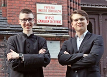 Szymon i Jan zgodnie twierdzą, że przeżywają wielką duchową przygodę.