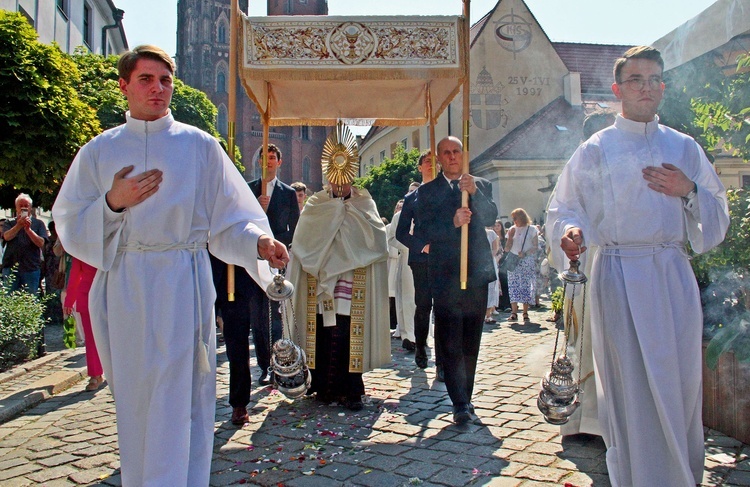 Po Mszy św. wszyscy zebrani przeszli w tradycyjnej procesji przez centrum Wrocławia.