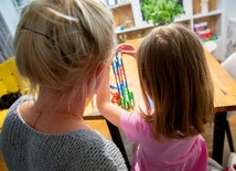 Aleksandra zastanawia się, kto otrzymuje więcej: ona sama czy Ania, której otworzyła drzwi swojego domu.