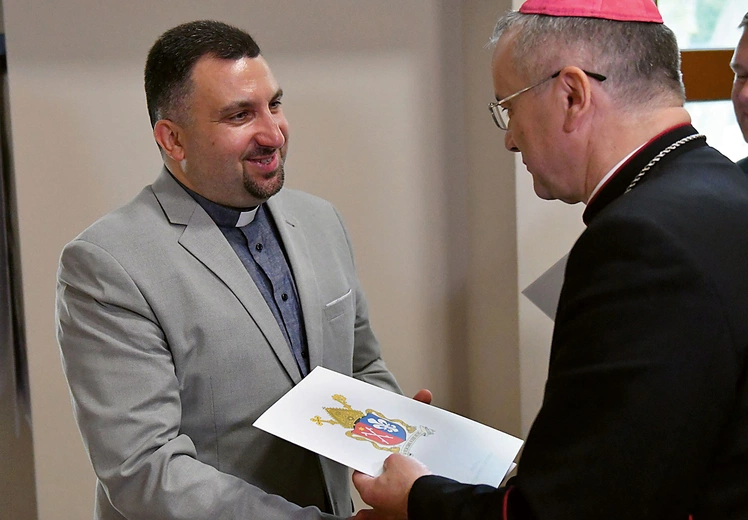 Proboszczowie i administratorzy obejmują urząd 1  sierpnia, natomiast wikariusze – 26 sierpnia.
