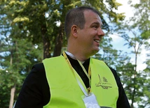 Kapłan jest diecezjalnym duszpasterzem osób pracujących na roli.